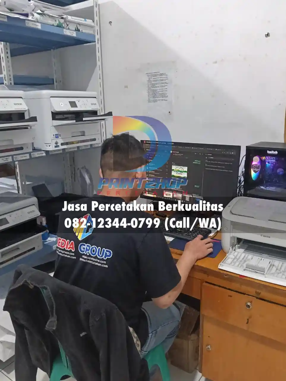 Proses penyusunan halaman buku katalog dan majalah komersial di workshop bekasiprint