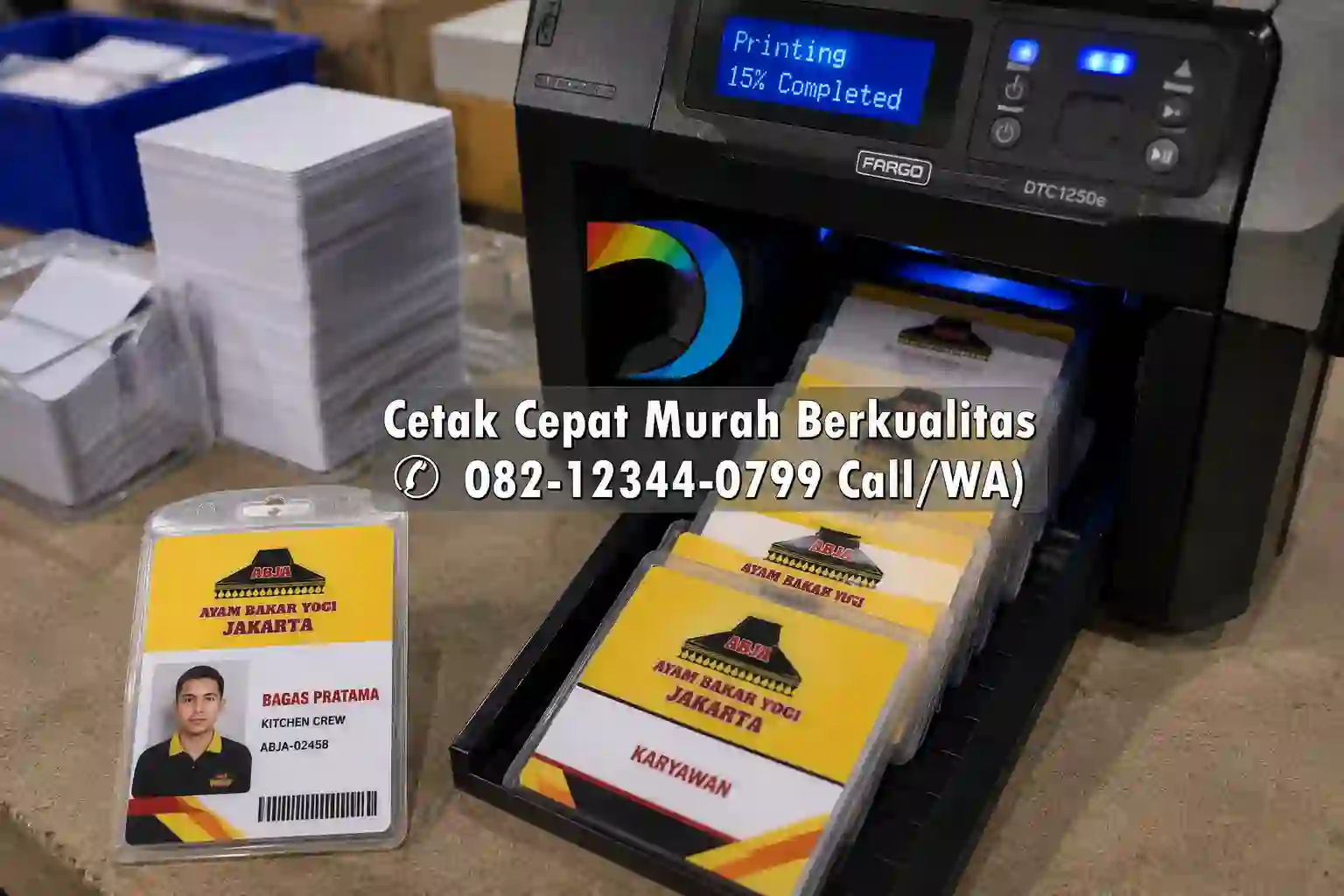 Proses cetak dan plong bahan PVC kartu ID card di workshop bekasiprint