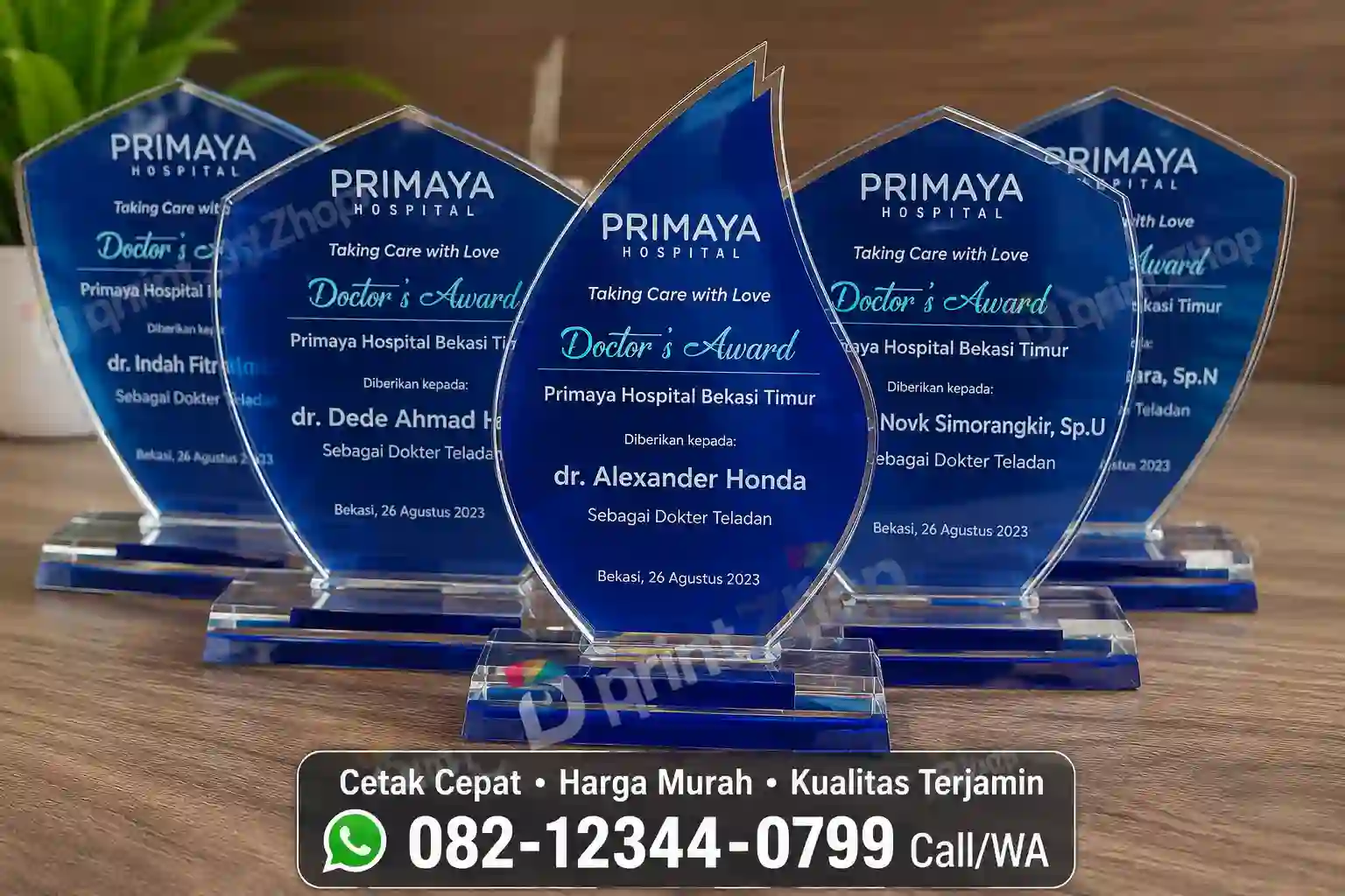 Plakat akrilik wisuda sekolah dan universitas di Bekasi