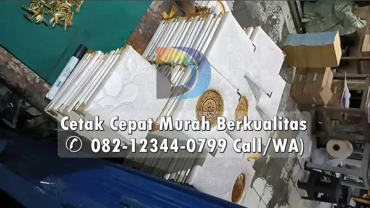 Desain kartu undangan pernikahan mewah dengan sentuhan poly emas